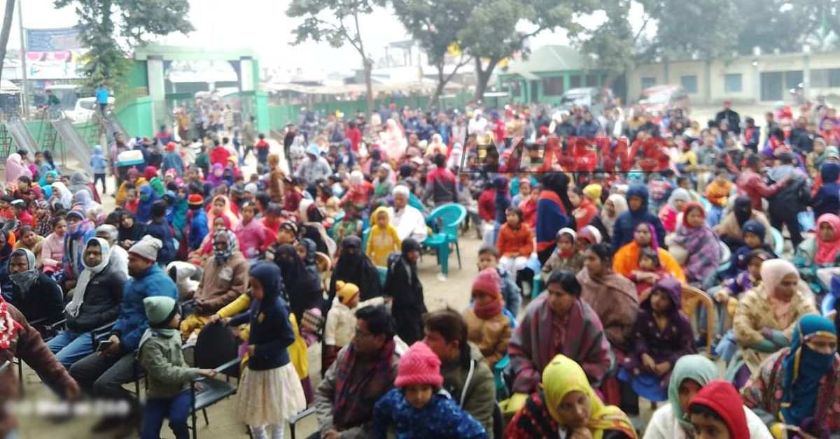 নতুন বই হাতে জেলা প্রশাসকের সঙ্গে ক্ষুদে শিক্ষার্থীরা। ছবি- আই নিউজ