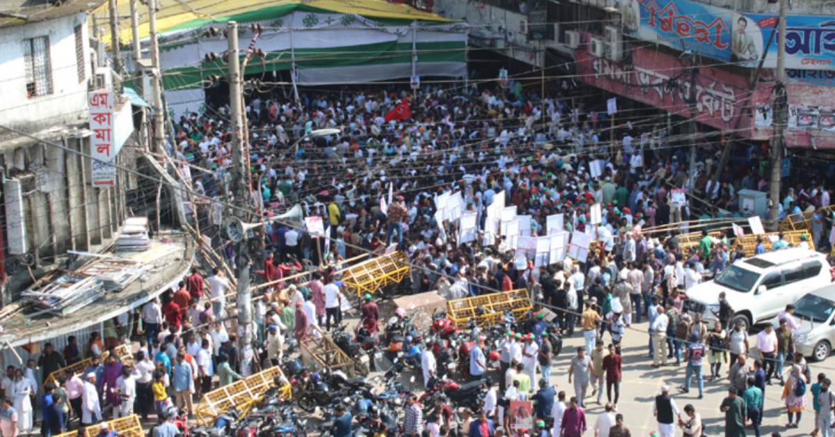 বঙ্গবন্ধু অ্যাভিনিউয়ে আওয়ামী লীগের কেন্দ্রীয় কার্যালয়ে মনোনয়ন প্রত্যাশীদের ভিড়।