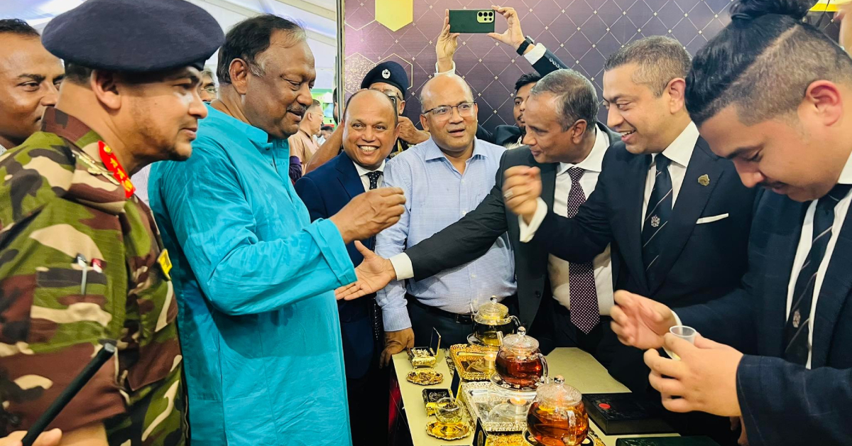 চায়ের রাজধানী শ্রীমঙ্গলে চায়ের বাহারি সংগ্রহের সামনে বাণিজ্যমন্ত্রী টিপু মুনশি। ছবি- আই নিউজ চায়ের রাজধানী শ্রীমঙ্গলে চায়ের বাহারি সংগ্রহের সামনে বাণিজ্যমন্ত্রী টিপু মুনশি। ছবি- আই নিউজ