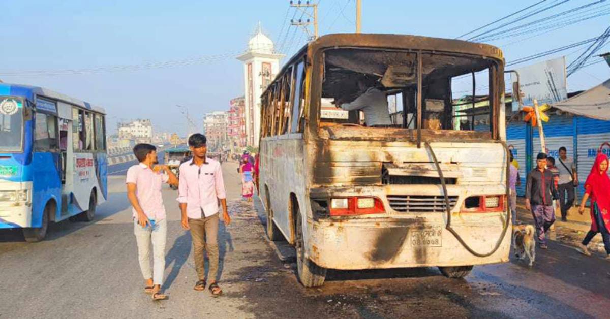 গাজীপুরে দুর্বৃত্তদের লাগানো আগুনের শিকার হওয়া বাস।