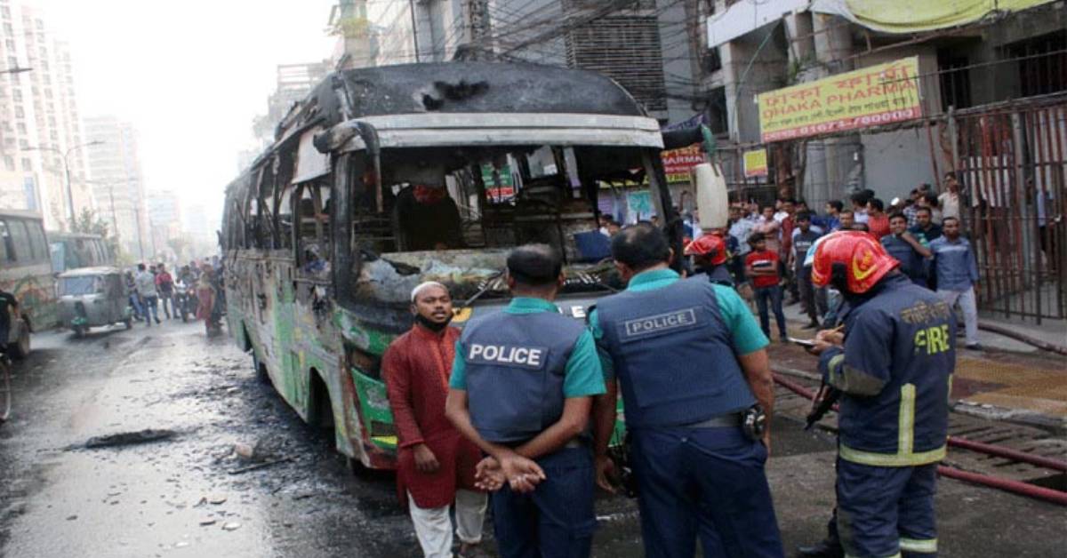 দুর্বৃত্তদের লাগানো আগুনে পোড়ে যাওয়া একটি বাস। ছবি- সংগৃহীত দুর্বৃত্তদের লাগানো আগুনে পোড়ে যাওয়া একটি বাস। ছবি- সংগৃহীত
