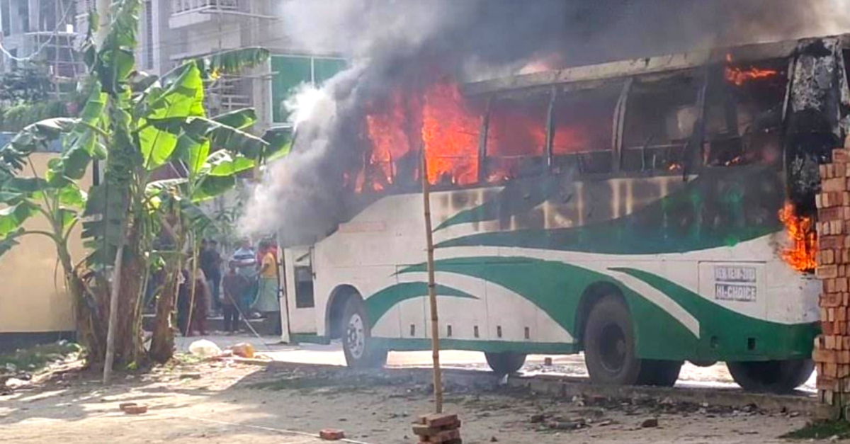 ২৪ ঘণ্টায় দেশের বিভিন্ন জায়গায় ১৮টি গাড়িতে আগুন দেয়া হয়েছে। ছবি- সংগৃহীত ২৪ ঘণ্টায় দেশের বিভিন্ন জায়গায় ১৮টি গাড়িতে আগুন দেয়া হয়েছে। ছবি- সংগৃহীত
