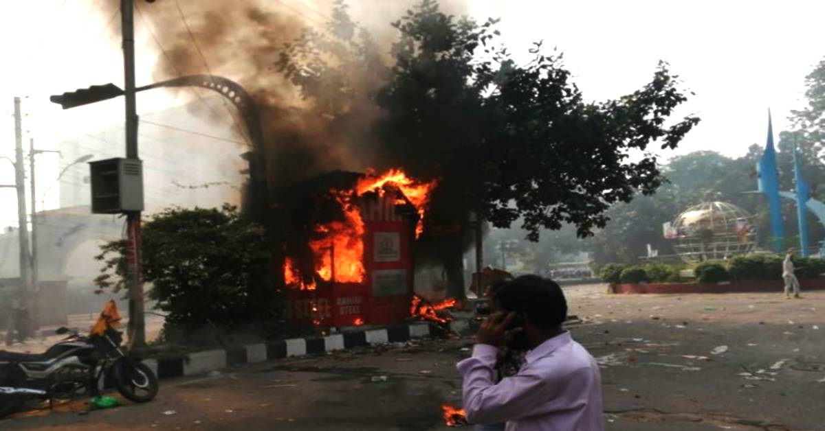 সং ঘ র্ষে র সময় একাধিক জায়গায় অগ্নিসংযোগের ঘটনা ঘটে। ছবি- সংগৃহীত সং ঘ র্ষে র সময় একাধিক জায়গায় অগ্নিসংযোগের ঘটনা ঘটে। ছবি- সংগৃহীত