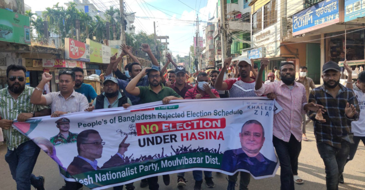 শহরের পুরাতন হাসপাতাল সড়কে বিএনপি নেতাকর্মীদের বিক্ষোভ। ছবি- আই নিউজ শহরের পুরাতন হাসপাতাল সড়কে বিএনপি নেতাকর্মীদের বিক্ষোভ। ছবি- আই নিউজ