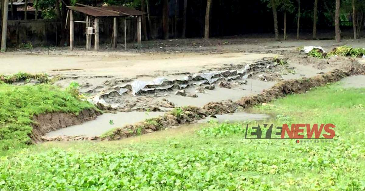 বিবিয়ানা নদী থেকে ড্রেজার দিয়ে বালু উত্তোলনের দৃশ্য। ছবি- আই নিউজ