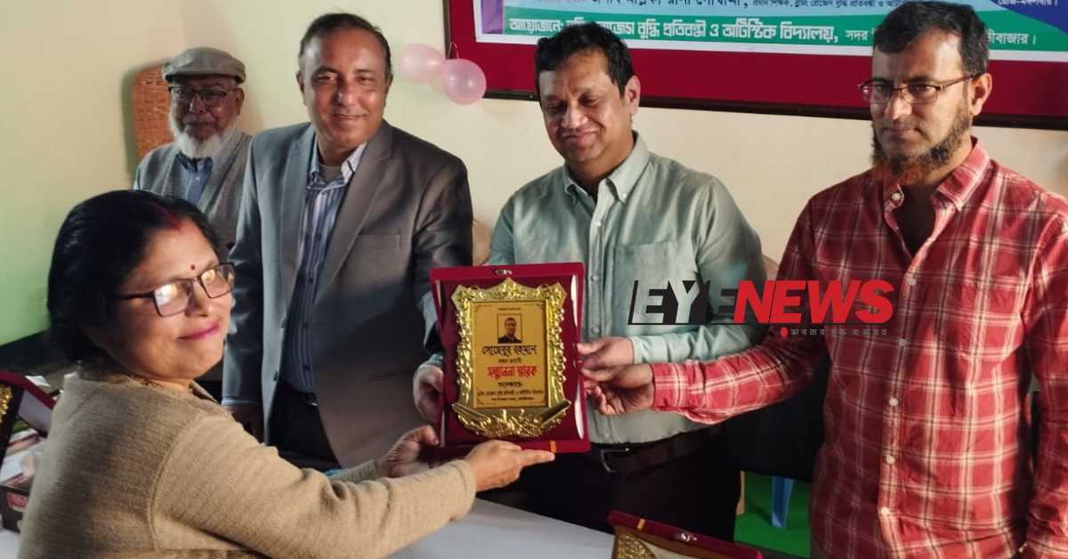 অনুষ্ঠানে সংবর্ধিত অতিথিদের ক্রেস্ট প্রদান করা হয়। ছবি- আই নিউজ অনুষ্ঠানে সংবর্ধিত অতিথিদের ক্রেস্ট প্রদান করা হয়। ছবি- আই নিউজ