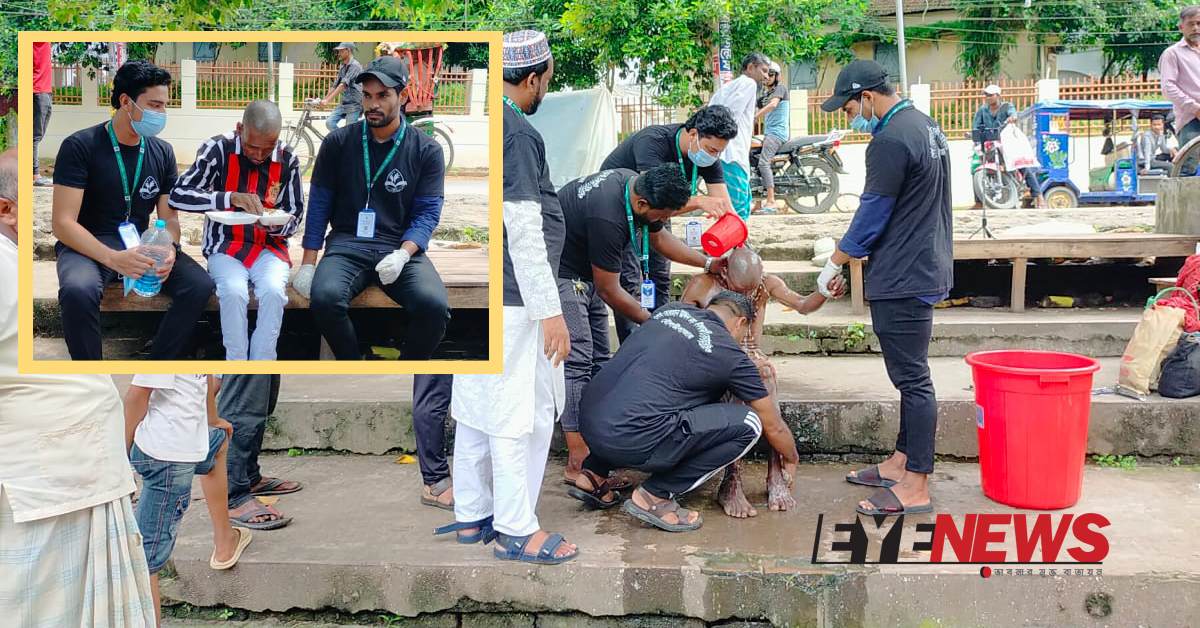 একজন মানসিক ভারসাম্যহীন ব্যক্তিকে গোসল করাচ্ছেন সংগঠনের সদস্যরা। ছবি- আই নিউজ