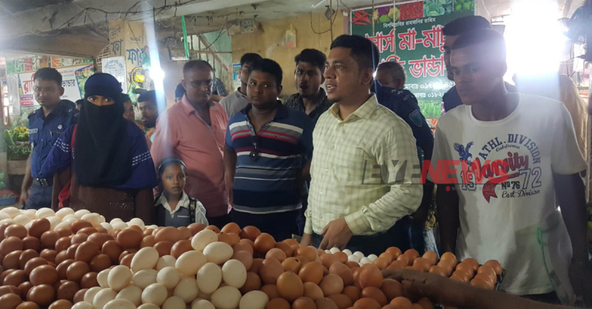 বড়লেখা বাজারের একটি ডিমের দোকানে ভোক্তার অভিযান। ছবি- আই নিউজ