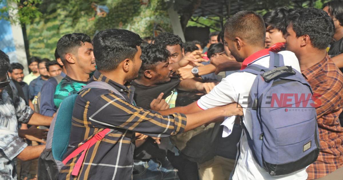 স্লেজিং করাকে কেন্দ্র করে এক পর্যায়ে তাদের মধ্যে হাতহাতির ঘটনা ঘটে। ছবি- আই নিউজ