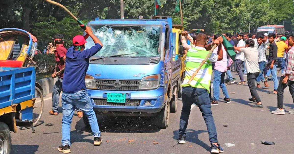 কাকরাইলে আওয়ামী লীগের গাড়িবহরে হামলা। ছবি- সংগৃহীত কাকরাইলে আওয়ামী লীগের গাড়িবহরে হামলা। ছবি- সংগৃহীত
