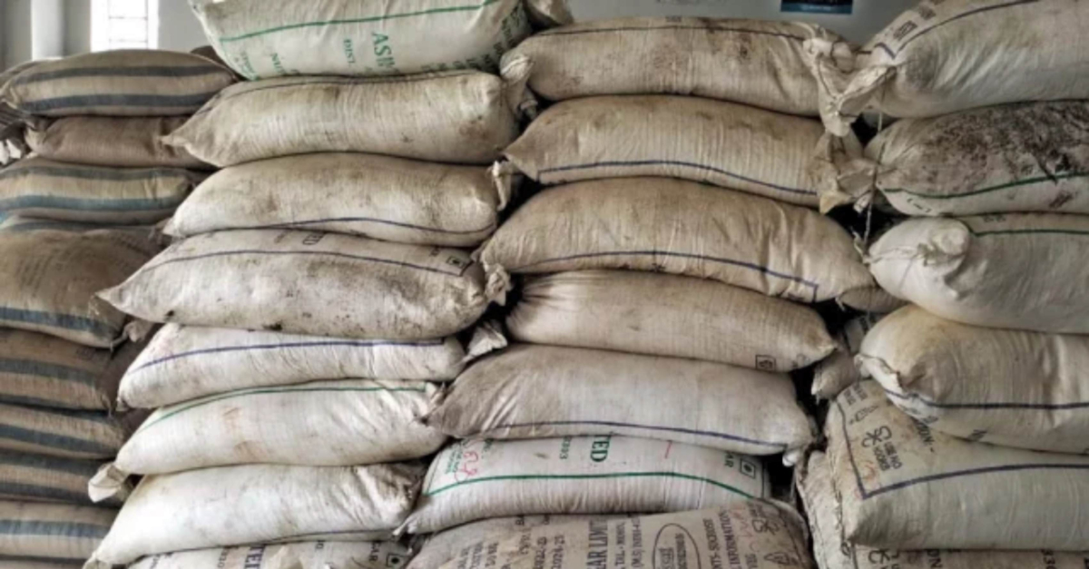 বস্তাভর্তি ভারতীয় চিনি। ফাইল ছবি
