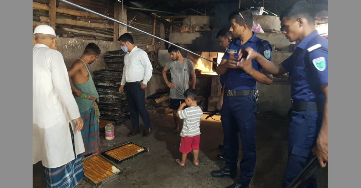 বেকারিতে ভোক্তা অধিদপ্তরের অভিযান। ছবি- আই নিউজ বেকারিতে ভোক্তা অধিদপ্তরের অভিযান। ছবি- আই নিউজ