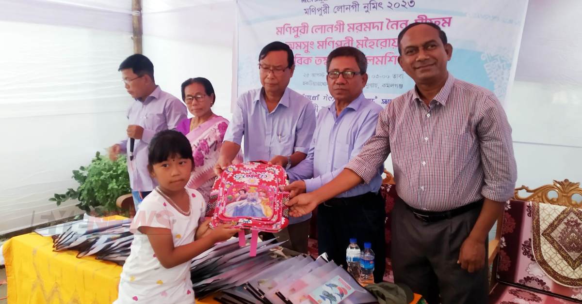 মণিপুরী ভাষা প্রশিক্ষণপ্রাপ্ত শিক্ষার্থীদের মধ্যে শিক্ষা উপকরণ বিতরণ। ছবি- আই নিউজ