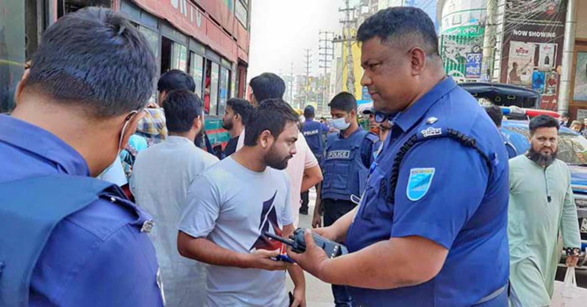 দুই দলের মহাসমাবেশকে ঘিরে রাজধানীতে বেড়েছে তল্লাশি। ছবি- সংগৃহীত দুই দলের মহাসমাবেশকে ঘিরে রাজধানীতে বেড়েছে তল্লাশি। ছবি- সংগৃহীত