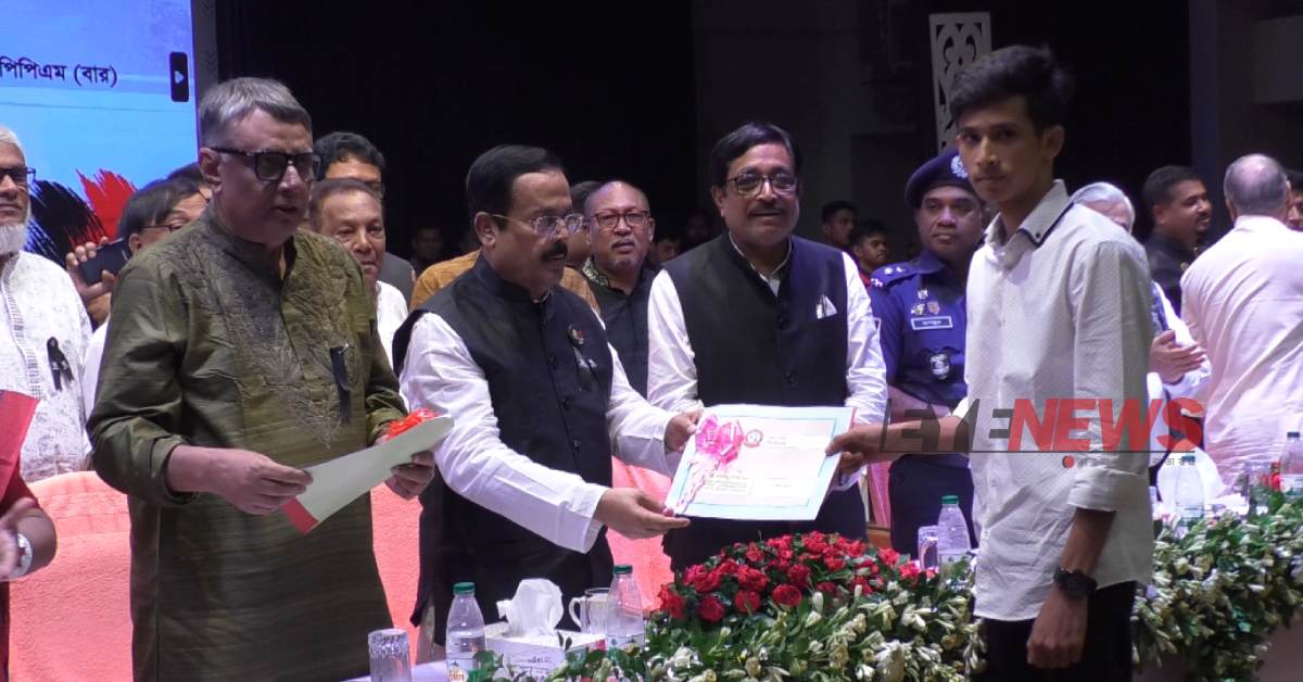 শিক্ষার্থীদের হাতে সনদপত্র তুলে দিচ্ছেন প্রধান অতিথি জাহাঙ্গীর কবির নানক। ছবি- আই নিউজ