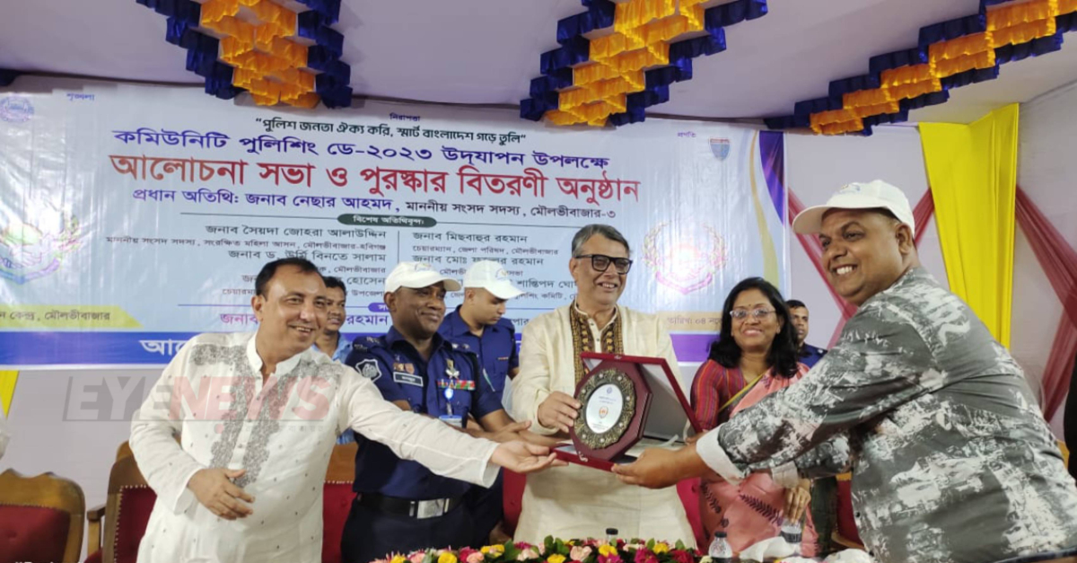 শ্রেষ্ঠ কমিউনিটি পুলিশিং সদস্য নির্বাচিত হয়ে পুরষ্কার গ্রহণ করছেন প্রাণেশ ঘোয়ালা। ছবি- আই নিউজ