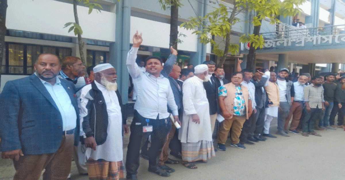 সমর্থকদের সঙ্গে মানববন্ধন কর্মসূচিতে মেয়র মুহিবুর রহমান। ছবি- সংগৃহীত