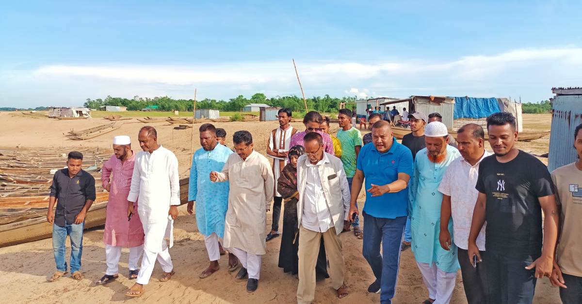 মাহারাম নদীর মুখ পরিদর্শনে আওয়ামী লীগ নেতারা। ছবি- রাজন চন্দ মাহারাম নদীর মুখ পরিদর্শনে আওয়ামী লীগ নেতারা। ছবি- রাজন চন্দ
