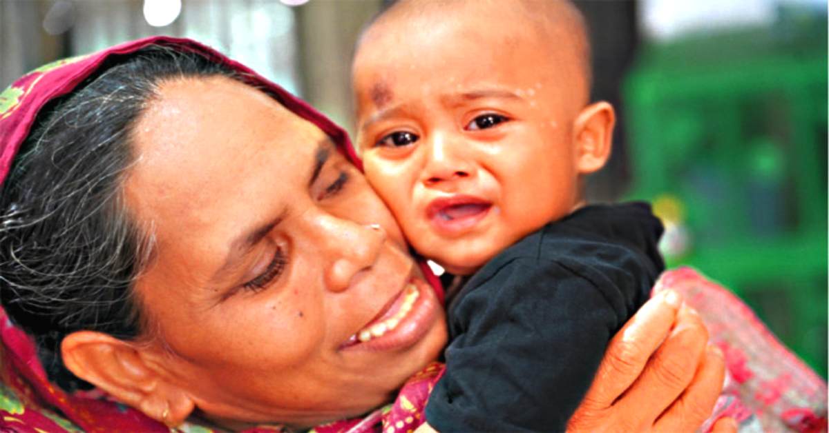 এক আত্বীয়ের কোলে মা-বাবা ও বোনকে হারানো শিশু হোসাইন। ছবি- সংগৃহীত এক আত্বীয়ের কোলে মা-বাবা ও বোনকে হারানো শিশু হোসাইন। ছবি- সংগৃহীত
