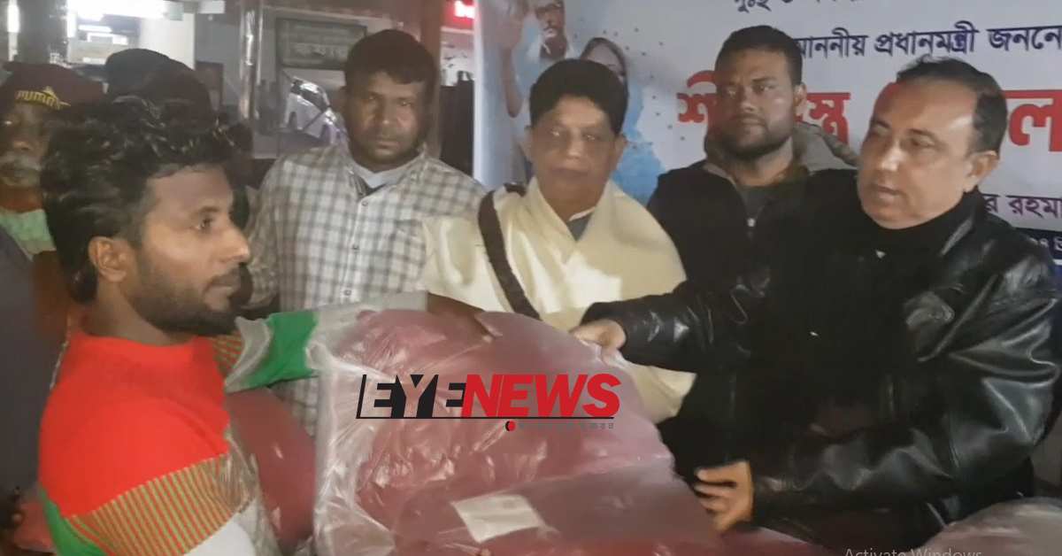 শ্রমিকের হাতে শীতবস্ত্র তুলে দিচ্ছেন পৌর মেয়র ফজলুর রহমান। ছবি- আই নিউজ
