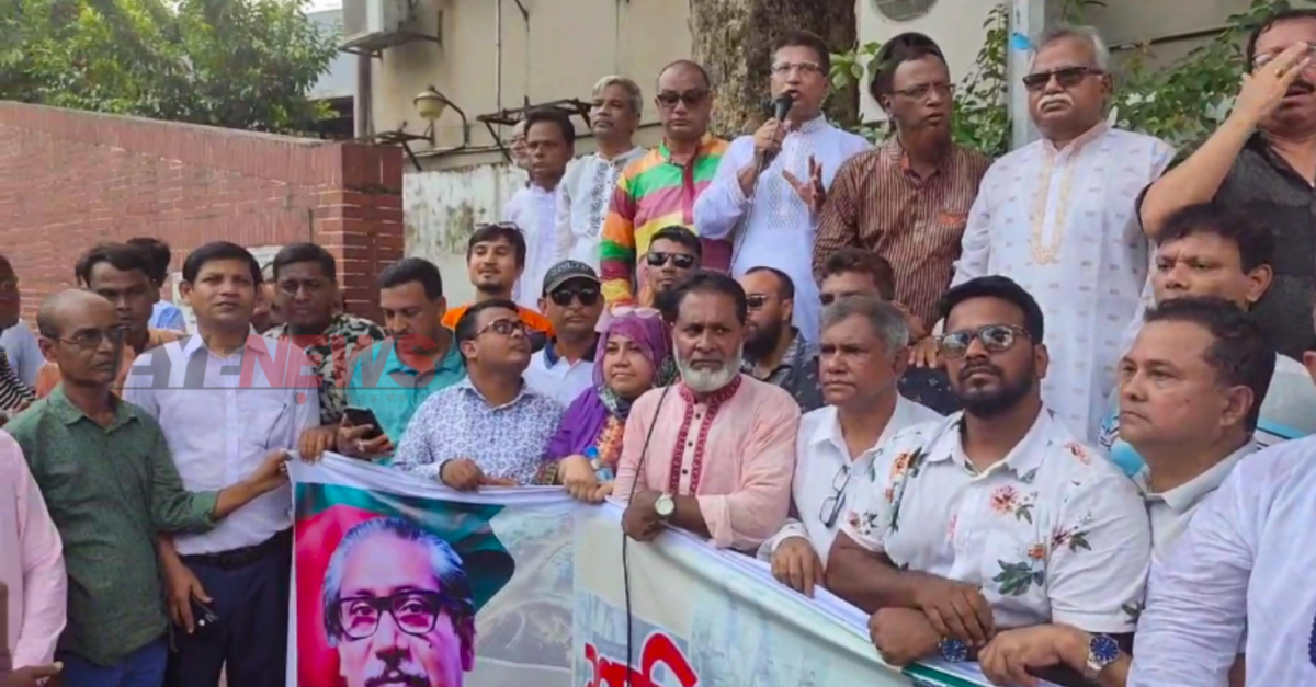 শোভাযাত্রার আগে আওয়ামী লীগের সংক্ষিপ্ত আলোচনা। ছবি- আই নিউজ শোভাযাত্রার আগে আওয়ামী লীগের সংক্ষিপ্ত আলোচনা। ছবি- আই নিউজ