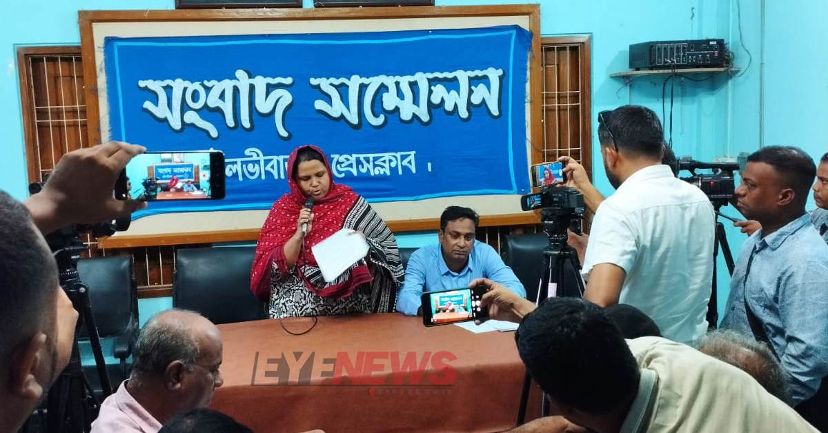 সংবাদ সম্মেলনে মোহাম্মদ জাকারিয়া ও তাঁর স্ত্রী উম্মে সালমা হক সুমি। ছবি- আই নিউজ সংবাদ সম্মেলনে মোহাম্মদ জাকারিয়া ও তাঁর স্ত্রী উম্মে সালমা হক সুমি। ছবি- আই নিউজ