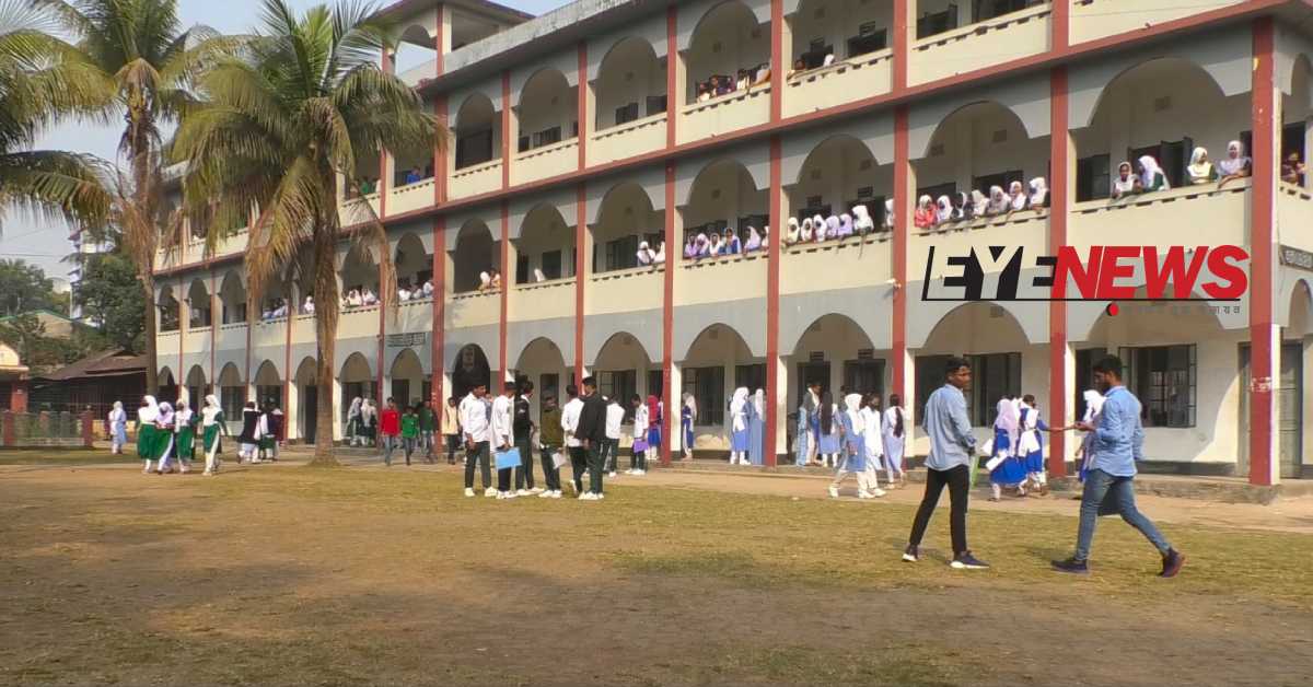 মৌলভীবাজার সরকারি উচ্চ বিদ্যালয়ে এসএসসি পরীক্ষার্থীরা। ছবি- আই নিউজ