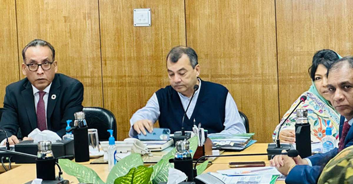 সচিবালয়ে মন্ত্রণালয়ের সম্মেলন কক্ষে কর্মকর্তা-কর্মচারীদের সঙ্গে নয়া পরিবেশ মন্ত্রী।