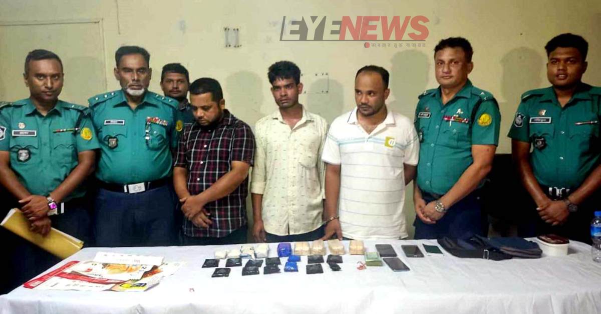 পুলিশের কাছে গ্রেফতারের পর আসামীরা। ছবি- আই নিউজ