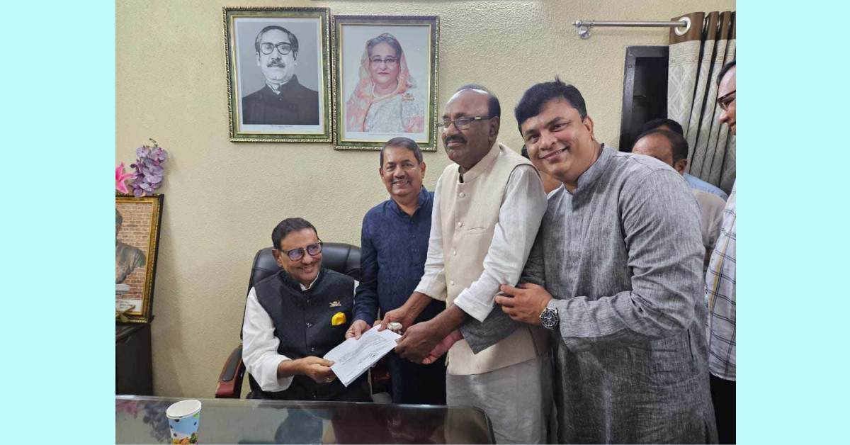 ওবায়দুল কাদেরের কাছ থেকে  নতুন কমিটির তালিকা ও অভিনন্দন পত্রগ্রহণ করছেন জেলা আ. লীগের নেতৃবৃন্দ।