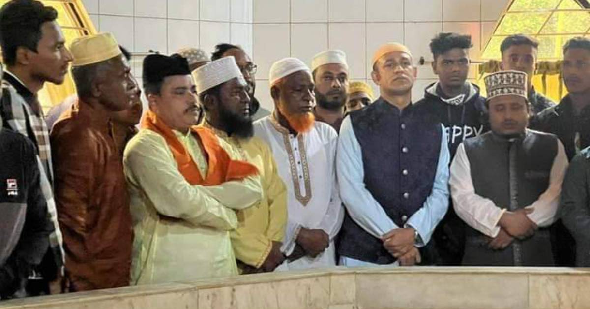 হবিগঞ্জের মাধবপুরে জনসংযোগের সময় মাজার জিয়ারত করেন ব্যারিস্টার সুমন। ছবি- আই নিউজ