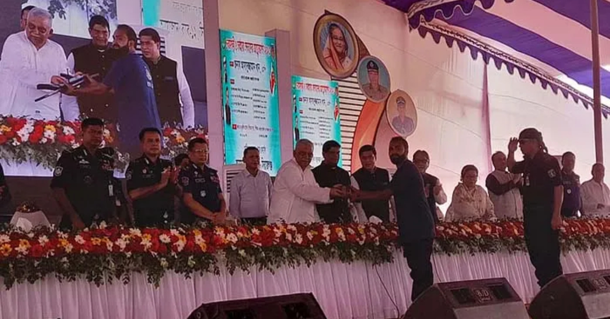 আজ সকালে স্বরাষ্ট্রমন্ত্রীর কাছে অস্ত্র জমা দেন চরমপন্থী সদস্যরা।