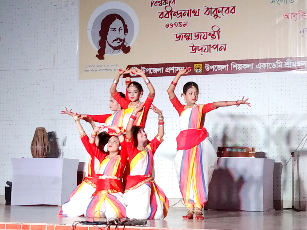 মঞ্চে নৃত্য পরিবেশন করছে নাট্যবেদ নৃত্য নিকেতন -এর শিল্পীরা। ছবি: আই নিউজ