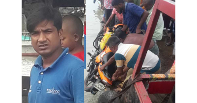 ফেরিতে উঠতে গিয়ে মোটরসাইকেল নদীতে, অল্পের জন্য রক্ষা 