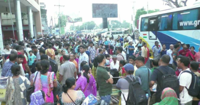 বেনাপোল বন্দরে ভারতে ভ্রমণিচ্ছুক যাত্রীদের উপচে পড়া ভিড়