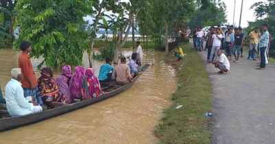 প্লাবিত জকিগঞ্জ-কানাইঘাটে নৌকা দিয়ে ভোটকেন্দ্রে আসছেন ভোটাররা