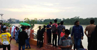 বন্যার পানি দেখতে শান্তিবাগ পার্কে উৎসুক মানুষের ভিড় বন্যার পানি দেখতে শান্তিবাগ পার্কে উৎসুক মানুষের ভিড়