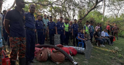 সুন্দরবনে আগুন নেভাতে কাজ করছে নৌবাহিনী 