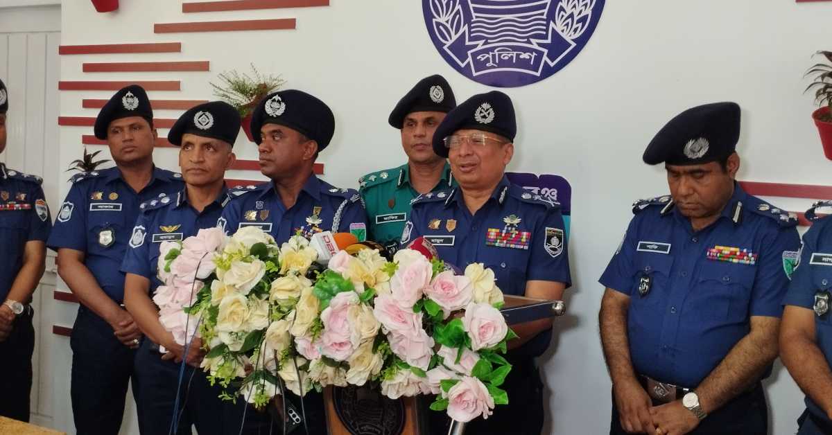 সাংবাদিকদের সঙ্গে আলাপকালে আইজিপি আব্দুল্লাহ আল মামুন। ছবি- আই নিউজ