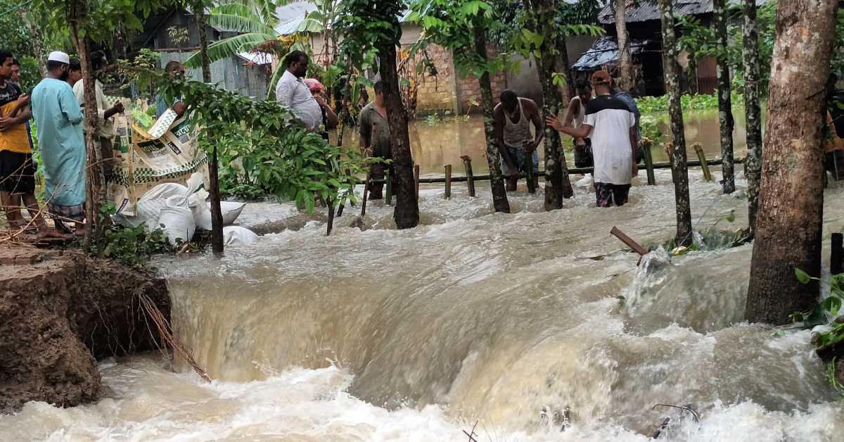 পানির তোড়ে হামরকোনা গ্রামে প্রতিরক্ষা বাঁধ ভেঙে যায়। ছবি- আই নিউজ পানির তোড়ে হামরকোনা গ্রামে প্রতিরক্ষা বাঁধ ভেঙে যায়। ছবি- আই নিউজ