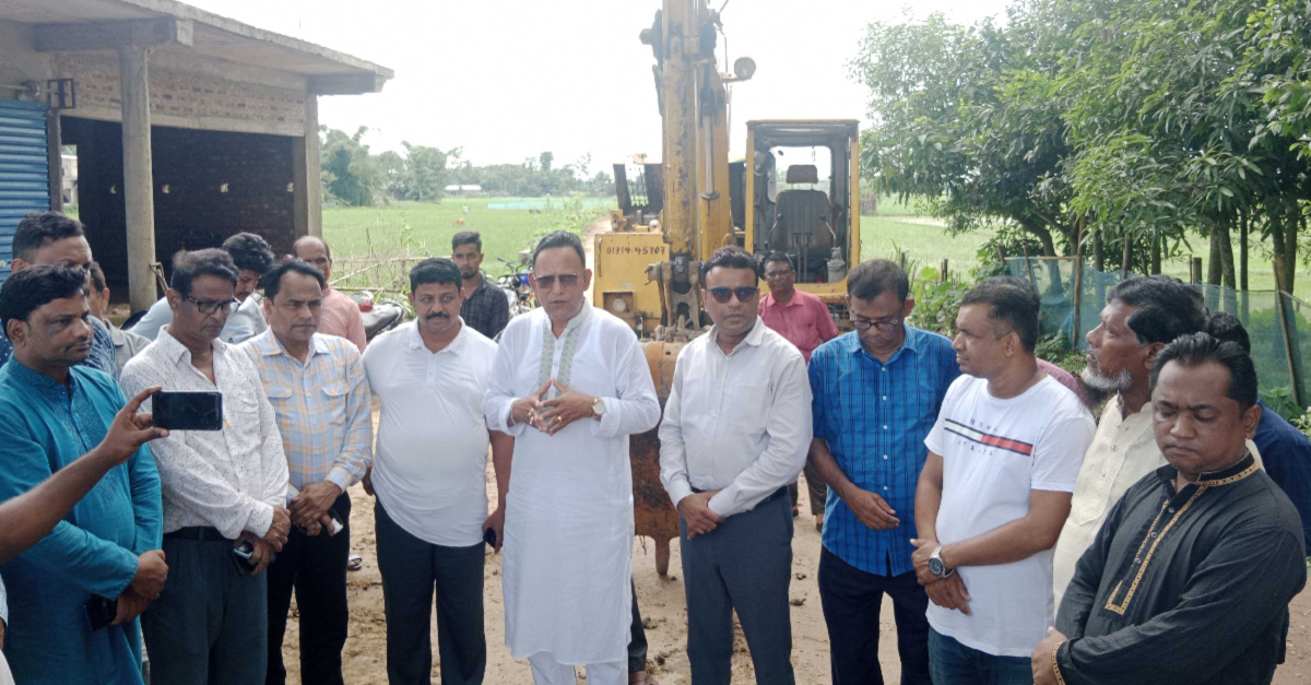 সংস্কার কাজের উদ্বোধন করেন কমলগঞ্জ উপজেলা পরিষদের চেয়ারম্যান ইমতয়িাজ আহমদে বুলবুল। ছবি- আই নিউজ সংস্কার কাজের উদ্বোধন করেন কমলগঞ্জ উপজেলা পরিষদের চেয়ারম্যান ইমতয়িাজ আহমদে বুলবুল। ছবি- আই নিউজ