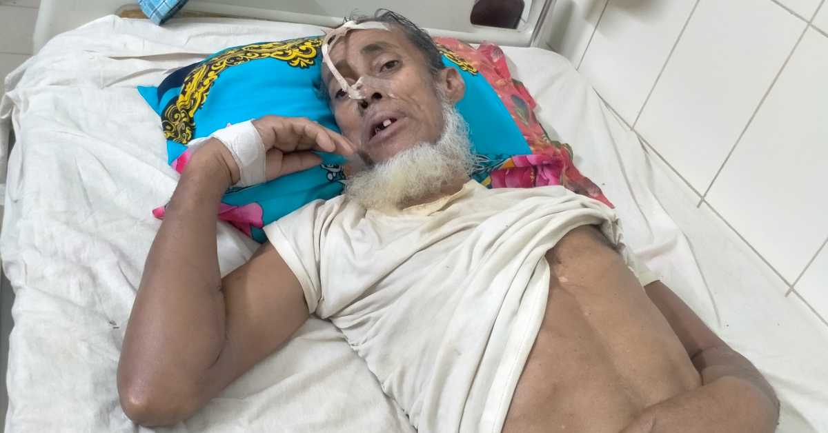 হাসপাতালে চিকিৎসাধীন বৃদ্ধা মুমিন মিয়া। ছবি- আই নিউজ হাসপাতালে চিকিৎসাধীন বৃদ্ধা মুমিন মিয়া। ছবি- আই নিউজ
