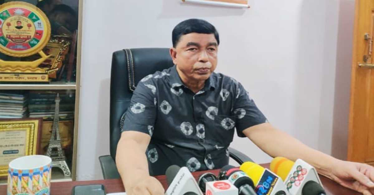 নিজ বাসায় সংবাদ সম্মেলনে অধ্যক্ষ একেএম সফি আহমদ সলমান। ছবি- আই নিউজ