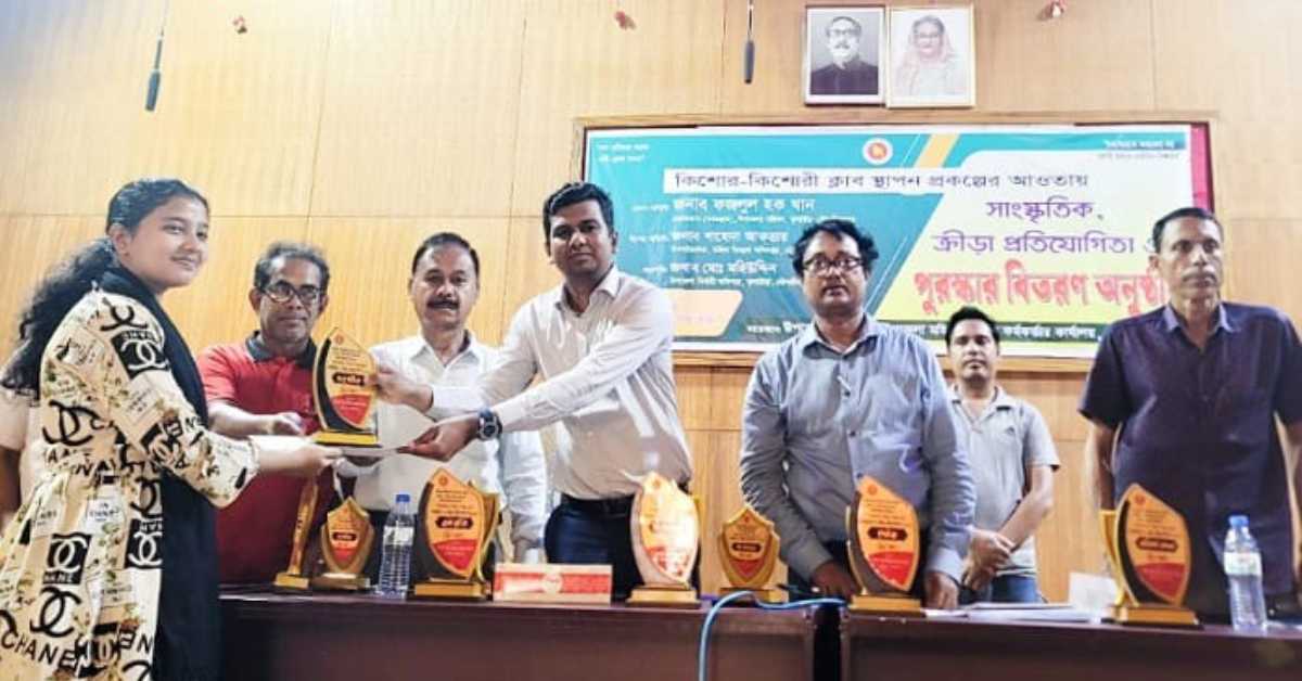 অতিথিত কাছ থেকে পুরস্কার গ্রহণ করছেন একজন প্রতিযোগী। ছবি- আই নিউজ অতিথিত কাছ থেকে পুরস্কার গ্রহণ করছেন একজন প্রতিযোগী। ছবি- আই নিউজ
