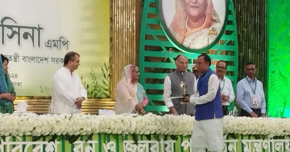 প্রধানমন্ত্রীর কাছ থেকে পদক গ্রহণ করছেন মেয়র ফজলুর রহমান। ছবি- আই নিউজ