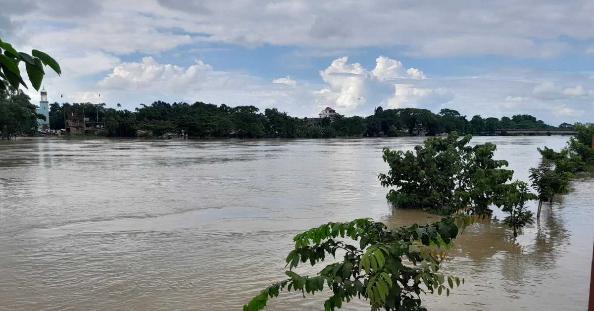 বৃষ্টি এবং উজানের ঢলের পানি টুইটুম্বুর মনু নদের দুই তীর। ছবি- আই নিউজ বৃষ্টি এবং উজানের ঢলের পানি টুইটুম্বুর মনু নদের দুই তীর। ছবি- আই নিউজ