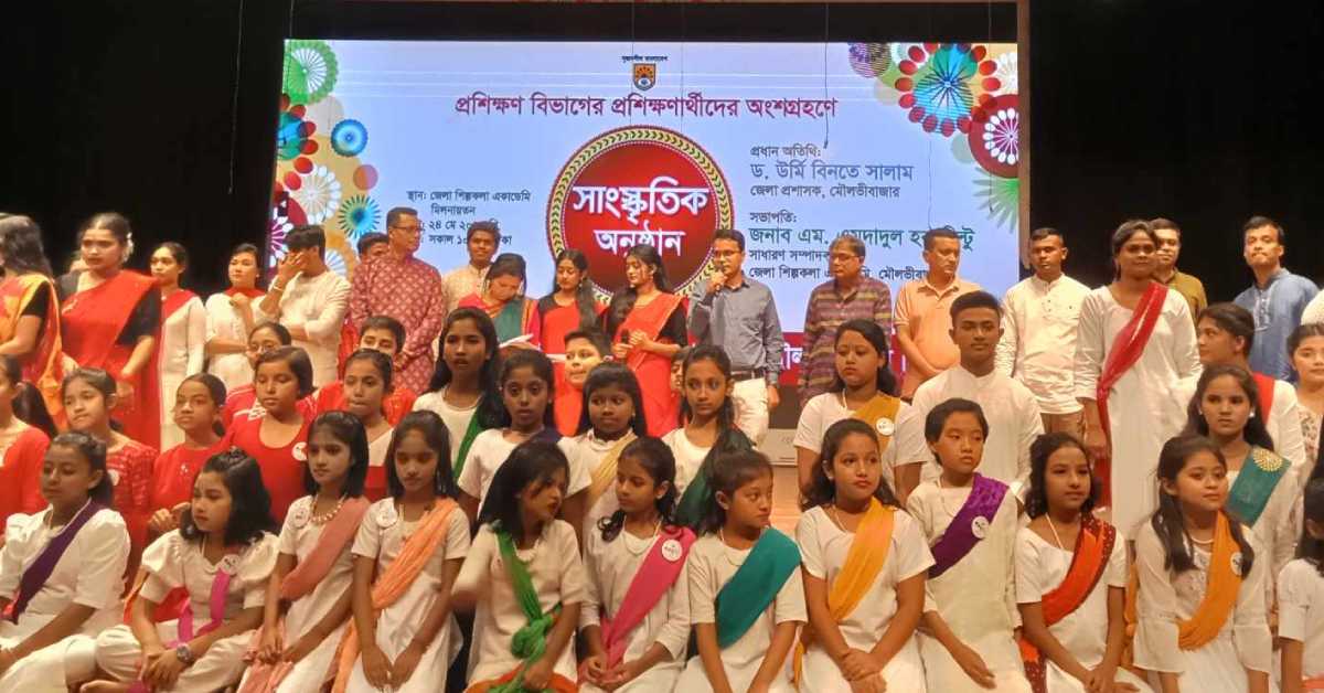 কর্মশালায় অংশগ্রহণকারীদের মধ্যে সনদপত্র বিতরণ করেন অতিথিরা। ছবি- আই নিউজ কর্মশালায় অংশগ্রহণকারীদের মধ্যে সনদপত্র বিতরণ করেন অতিথিরা। ছবি- আই নিউজ