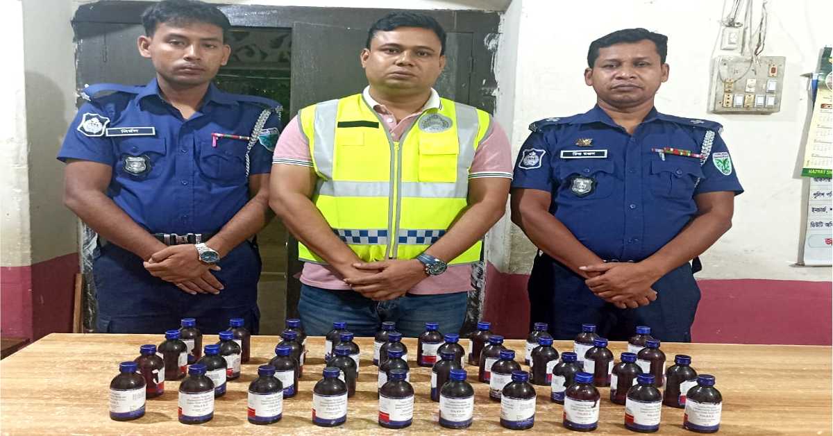 রাস্তার উপর থেকে ৪০ বোতল ভারতীয় ফেনসিডিল উদ্ধার করেছে পুলিশ। রাস্তার উপর থেকে ৪০ বোতল ভারতীয় ফেনসিডিল উদ্ধার করেছে পুলিশ।