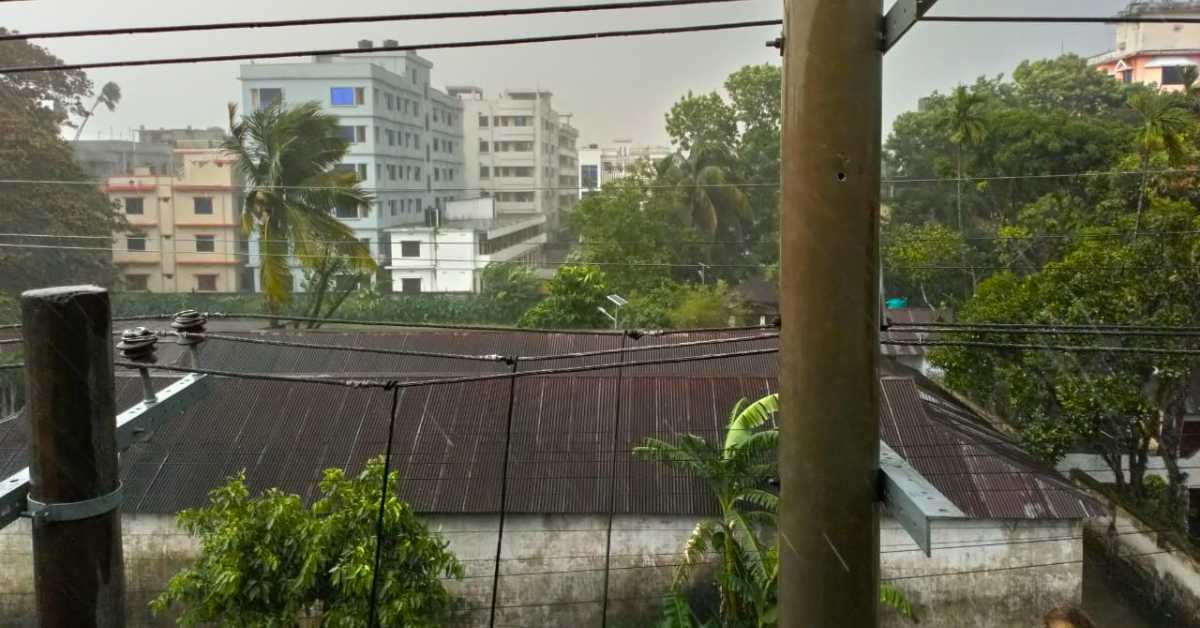 মঙ্গলবার বিকেলে মৌলভীবাজারে প্রচণ্ড বেগে বৃষ্টিপাত হয়। ছবি- আই নিউজ মঙ্গলবার বিকেলে মৌলভীবাজারে প্রচণ্ড বেগে বৃষ্টিপাত হয়। ছবি- আই নিউজ