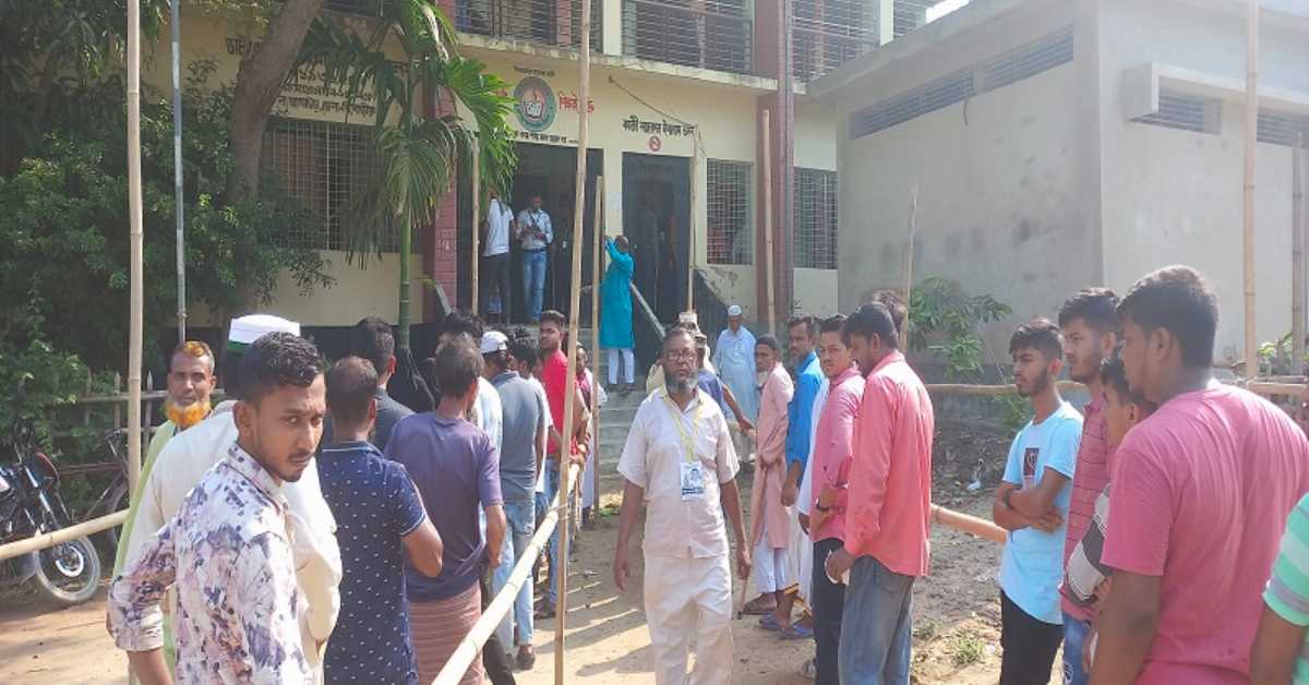 সকালের দিকে ভোটকেন্দ্রগুলোতে তেমন ভোটার উপস্থিতি নেই। সকালের দিকে ভোটকেন্দ্রগুলোতে তেমন ভোটার উপস্থিতি নেই।